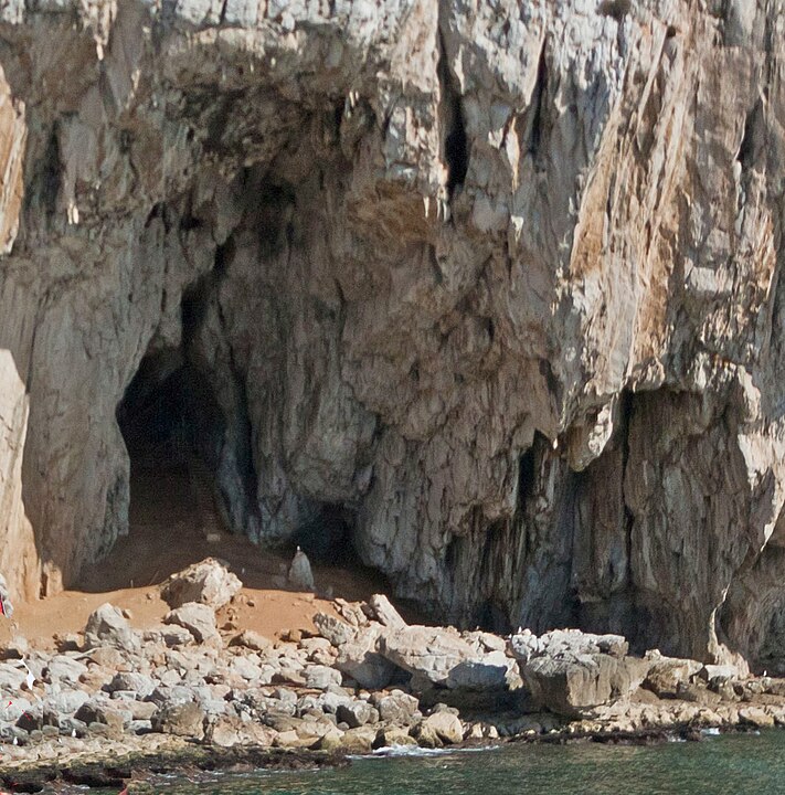 Cueva neandertales tar Neanderthals Vanguard Cave. Modified photo © Gibmetal77 / Wikimedia Commons, cropped by Victuallers, CC BY-SA 3.0