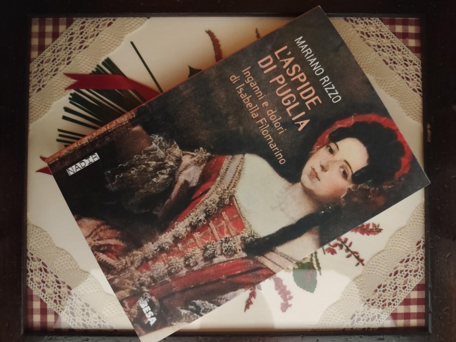 la copertina del romanzo storico di Mariano Rizzo, L’aspide di Puglia. Inganni e dolori di Isabella Filomarino, pubblicato da Besa Muci Editore (2024) nella collana Nadir - 151. Foto di Giuseppe Inella