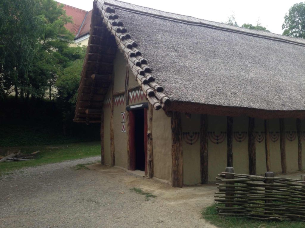 Linearbandkeramik-Kultur gleichberechtigt LBK Longhaus, typical LBK house, reconstruction in the MAMUZ museum (Asparn/Zaya) (C: Penny Bickle)