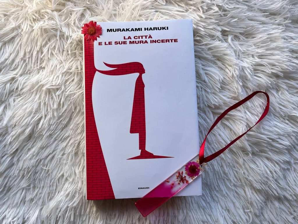 la copertina del romanzo La città e le sue mura incerte, di Haruki Murakami, tradotto da Antonietta Pastore e pubblicato da Giulio Einaudi Editore (2024) nella collana Supercoralli. Foto di Cristina Stabile