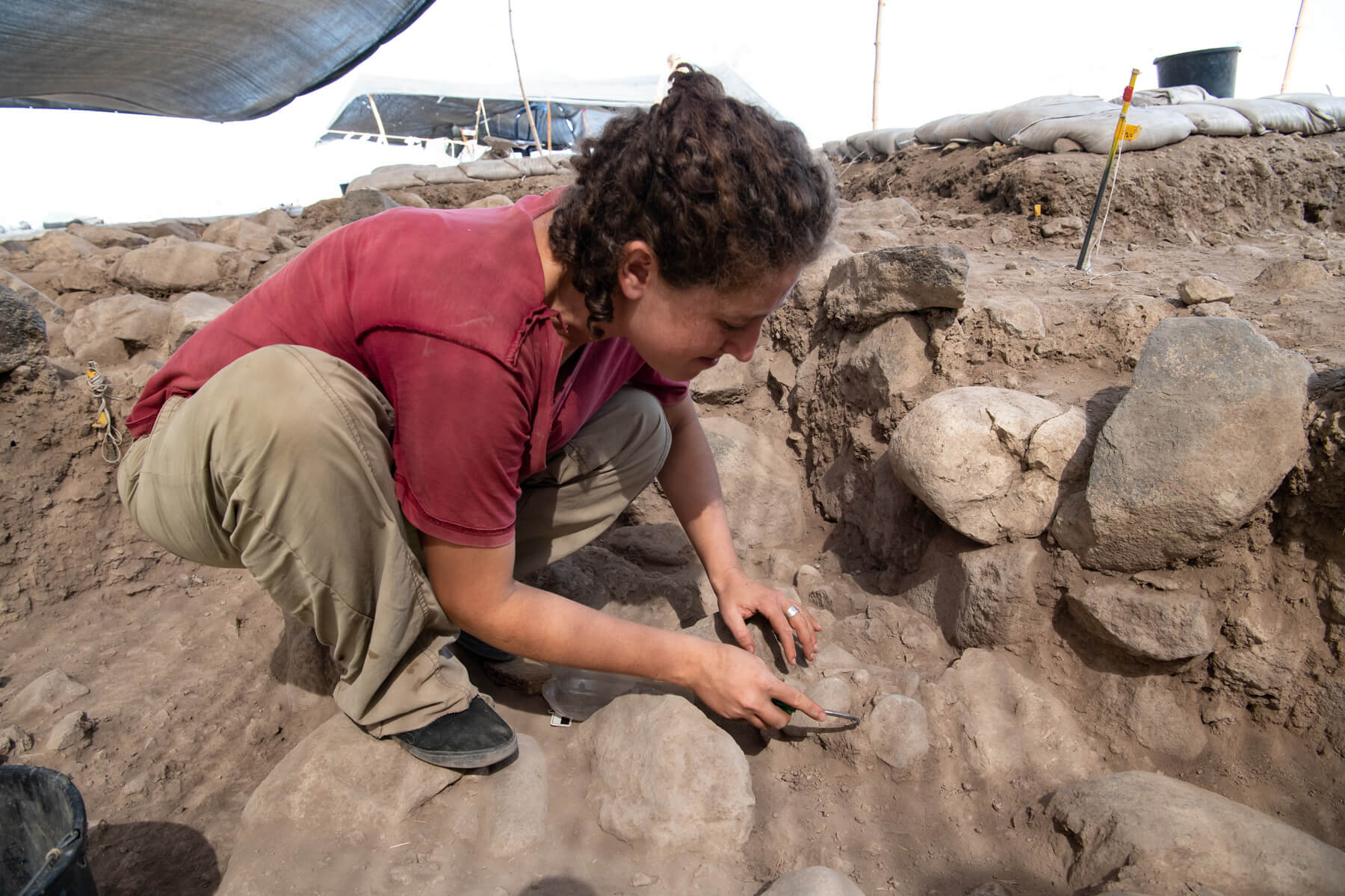 Talia Yashuv at the excavation site of Nahal Ein Gev II, photographed by Naftali Hilger