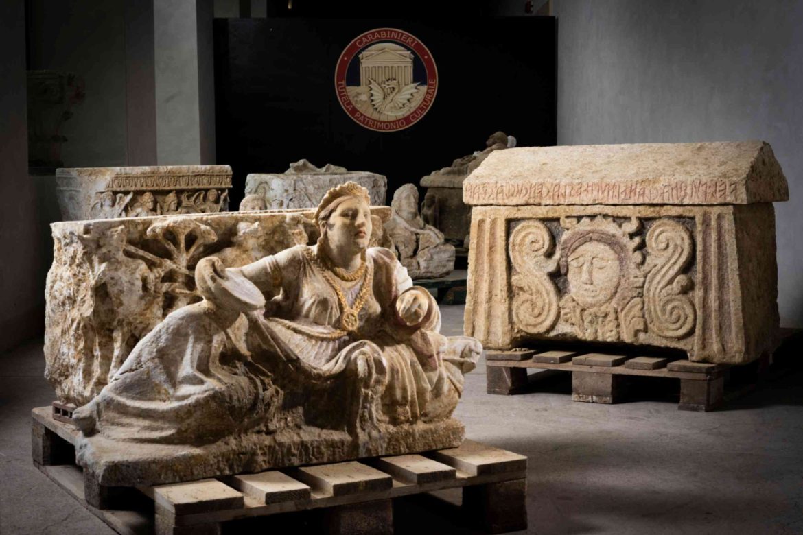 Recuperati due sarcofagi e otto urne della gens etrusca dei Pulfna da uno scavo clandestino a Città della Pieve