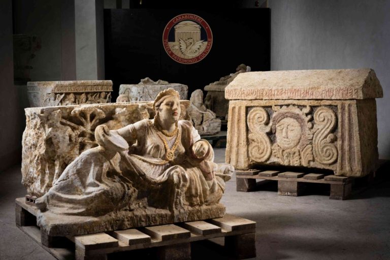 Recuperati due sarcofagi e otto urne della gens etrusca dei Pulfna da uno scavo clandestino a Città della Pieve