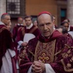 Ralph Fiennes nel film Conclave. Crediti per la foto: Courtesy of FilmNation Entertainment 2024, © 2024 Focus Features, LLC. Tutti i diritti riservati
