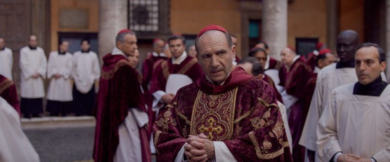 Ralph Fiennes nel film Conclave. Crediti per la foto: Courtesy of FilmNation Entertainment 2024, © 2024 Focus Features, LLC. Tutti i diritti riservati