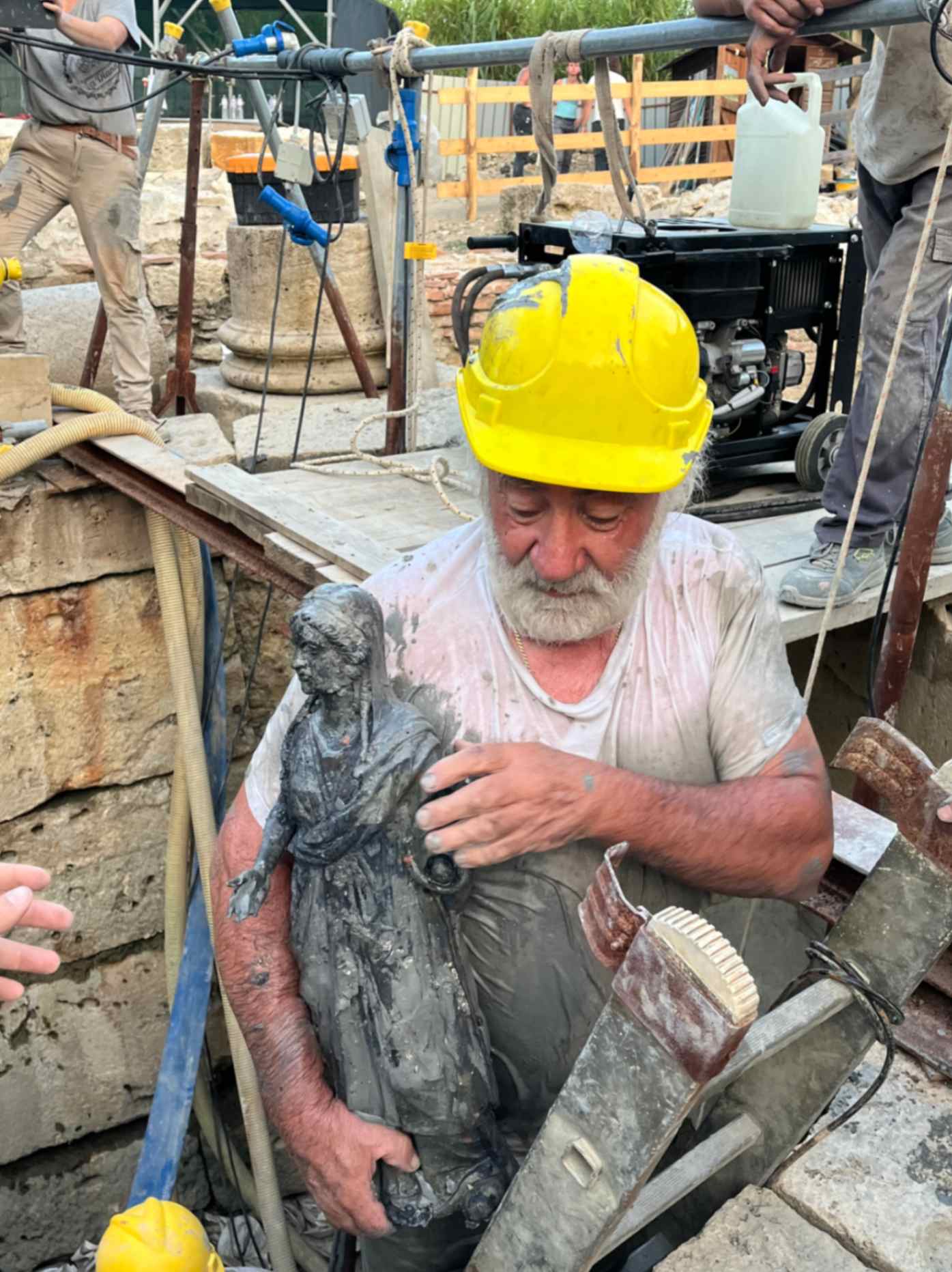 Recupero statua di orante. Foto © Soprintendenza Archeologia, Belle Arti e Paesaggio per le provincie di Siena, Grosseto e Arezzo, Comune di San Casciano dei Bagni, UNISTRASI - Università per Stranieri di Siena. Foto di Claudia Petrini