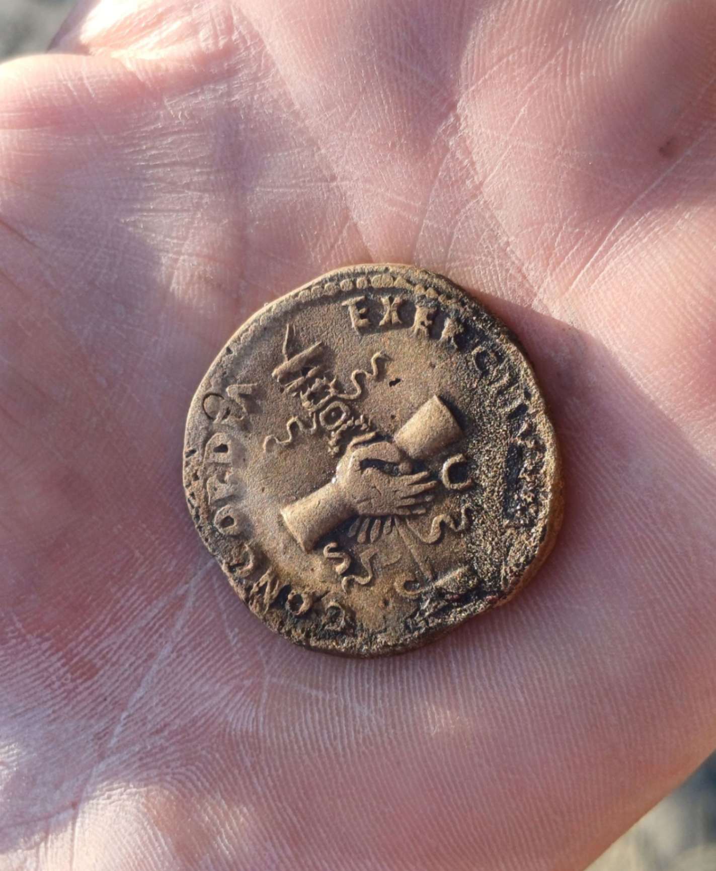 Moneta con iscrizione concordia. Foto © Soprintendenza Archeologia, Belle Arti e Paesaggio per le provincie di Siena, Grosseto e Arezzo, Comune di San Casciano dei Bagni, UNISTRASI - Università per Stranieri di Siena. Foto di Alessandra Fortini