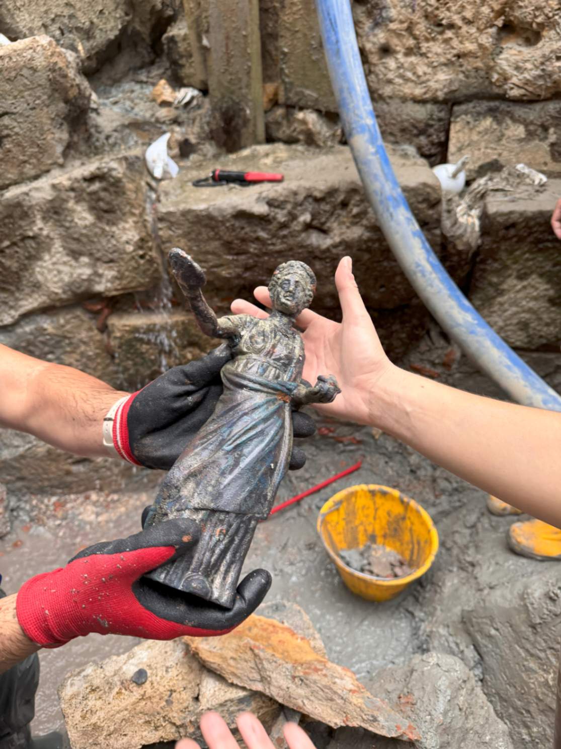 statuetta di offerente. Foto © Soprintendenza Archeologia, Belle Arti e Paesaggio per le provincie di Siena, Grosseto e Arezzo, Comune di San Casciano dei Bagni, UNISTRASI - Università per Stranieri di Siena. Foto di Ludovico Salerno
