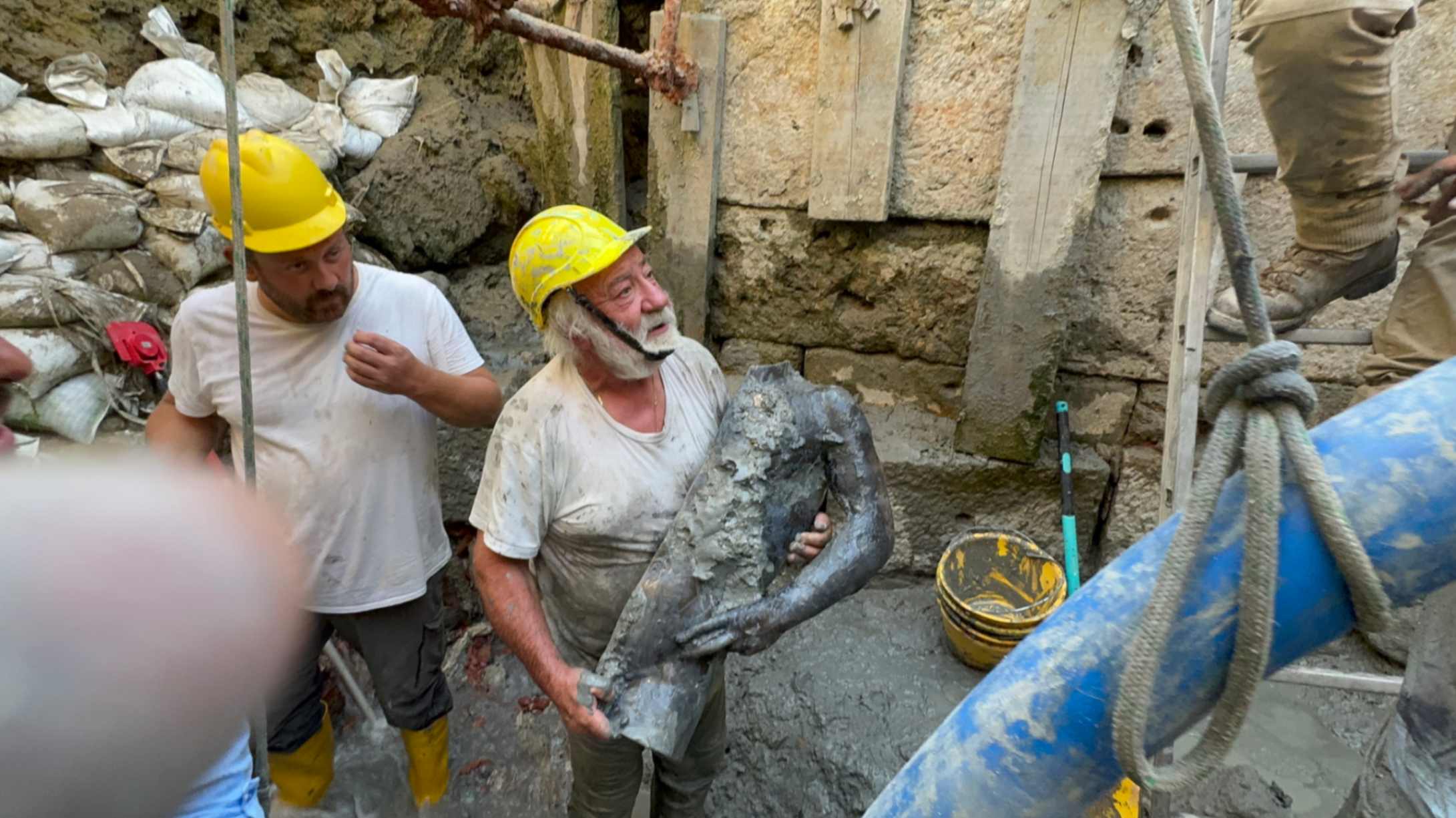 Recupero tronco maschile. Foto © Soprintendenza Archeologia, Belle Arti e Paesaggio per le provincie di Siena, Grosseto e Arezzo, Comune di San Casciano dei Bagni, UNISTRASI - Università per Stranieri di Siena. Foto di Emanuele Mariotti