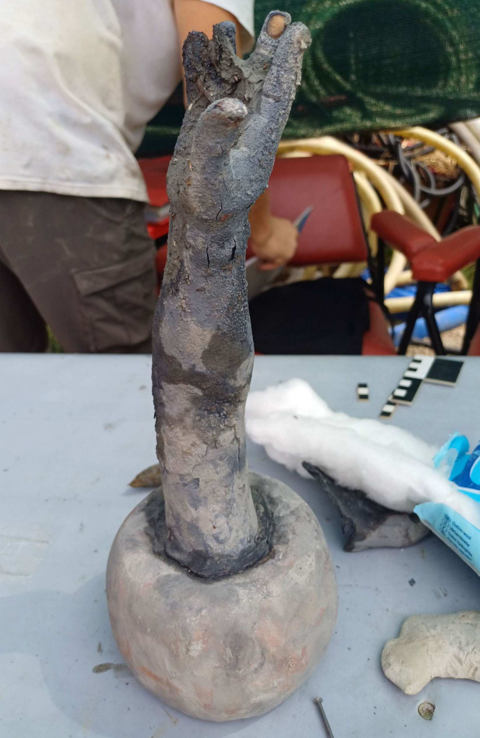 braccio in bronzo. statuetta con corona turrita. Foto © Soprintendenza Archeologia, Belle Arti e Paesaggio per le provincie di Siena, Grosseto e Arezzo, Comune di San Casciano dei Bagni, UNISTRASI - Università per Stranieri di Siena. Foto di Alessandra Fortini