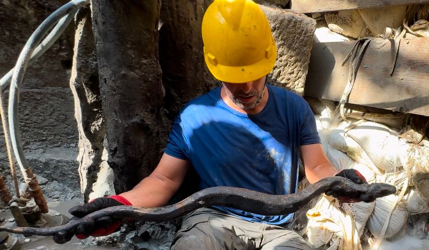 serpente agatodemone. Foto © Soprintendenza Archeologia, Belle Arti e Paesaggio per le provincie di Siena, Grosseto e Arezzo, Comune di San Casciano dei Bagni, UNISTRASI - Università per Stranieri di Siena. Foto di Ludovico Salerno