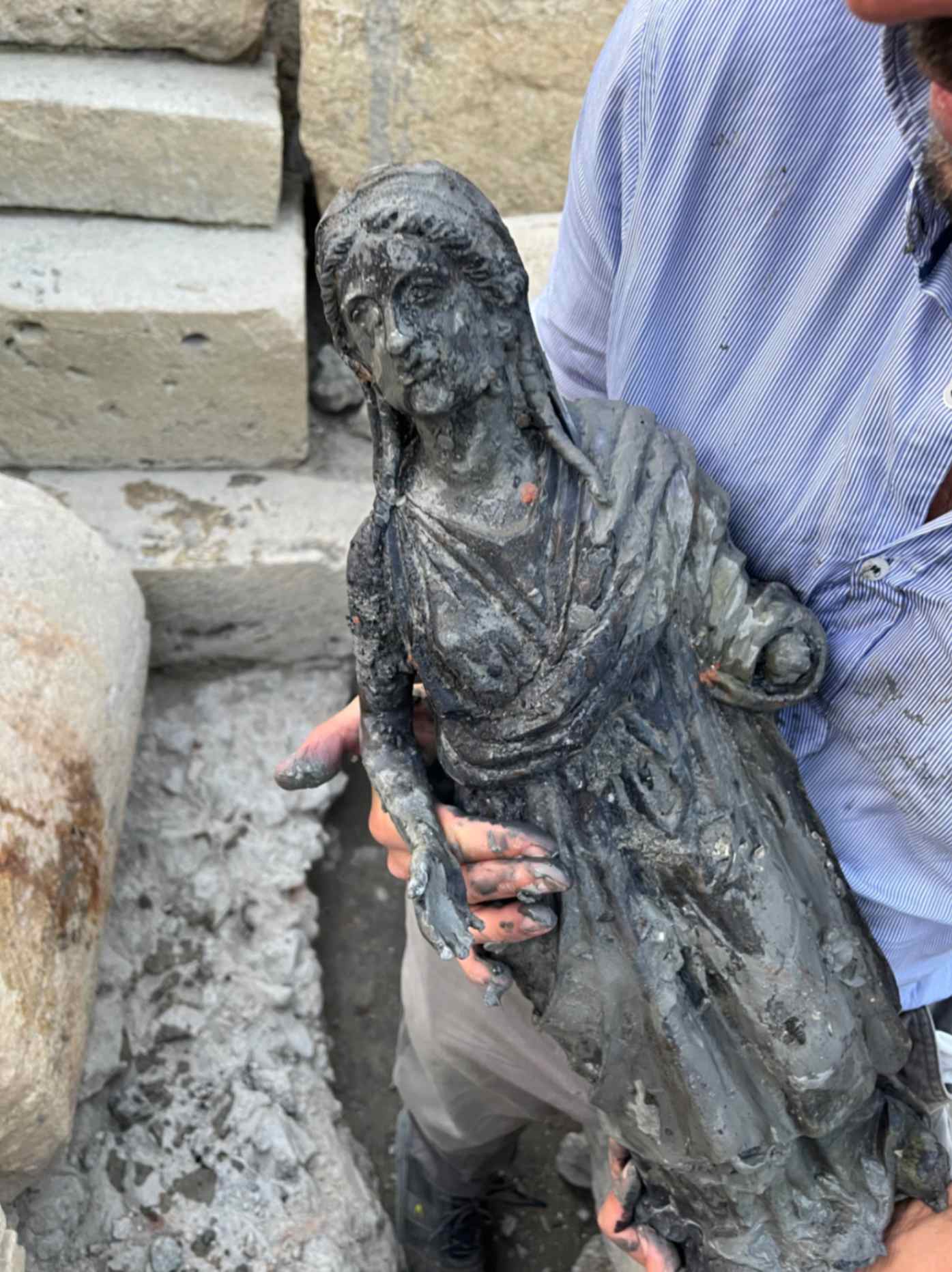Statua di donna orante. Foto © Soprintendenza Archeologia, Belle Arti e Paesaggio per le provincie di Siena, Grosseto e Arezzo, Comune di San Casciano dei Bagni, UNISTRASI - Università per Stranieri di Siena. Foto di Claudia Petrini