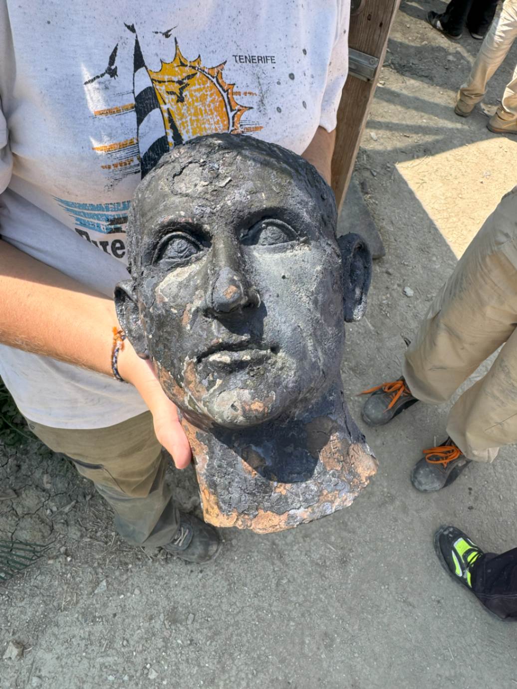 testa maschile. Foto © Soprintendenza Archeologia, Belle Arti e Paesaggio per le provincie di Siena, Grosseto e Arezzo, Comune di San Casciano dei Bagni, UNISTRASI - Università per Stranieri di Siena. Foto di Ludovico Salerno