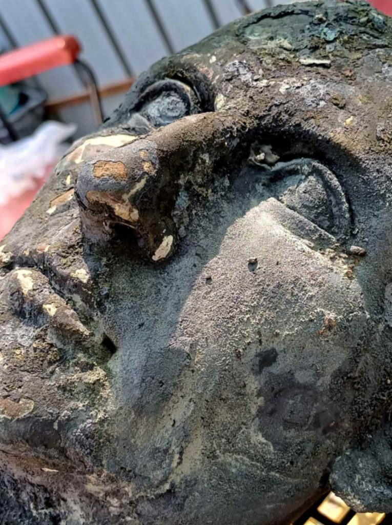 San Casciano dei Bagni: grandi novità dalla campagna di scavo 2024 Dettaglio di testa maschile. Foto © Soprintendenza Archeologia, Belle Arti e Paesaggio per le provincie di Siena, Grosseto e Arezzo, Comune di San Casciano dei Bagni, UNISTRASI - Università per Stranieri di Siena. Foto di Alessandra Fortini