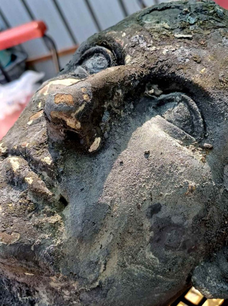 San Casciano dei Bagni: grandi novità dalla campagna di scavo 2024 Dettaglio di testa maschile. Foto © Soprintendenza Archeologia, Belle Arti e Paesaggio per le provincie di Siena, Grosseto e Arezzo, Comune di San Casciano dei Bagni, UNISTRASI - Università per Stranieri di Siena. Foto di Alessandra Fortini