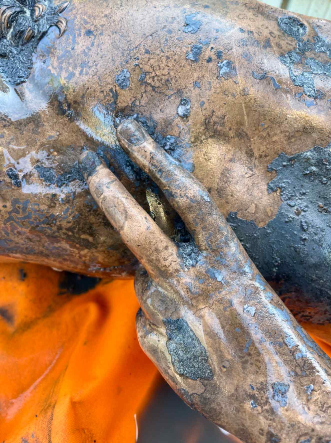 Dettaglio di statua, tronco maschile. Foto © Soprintendenza Archeologia, Belle Arti e Paesaggio per le provincie di Siena, Grosseto e Arezzo, Comune di San Casciano dei Bagni, UNISTRASI - Università per Stranieri di Siena. Foto di Claudia Petrini