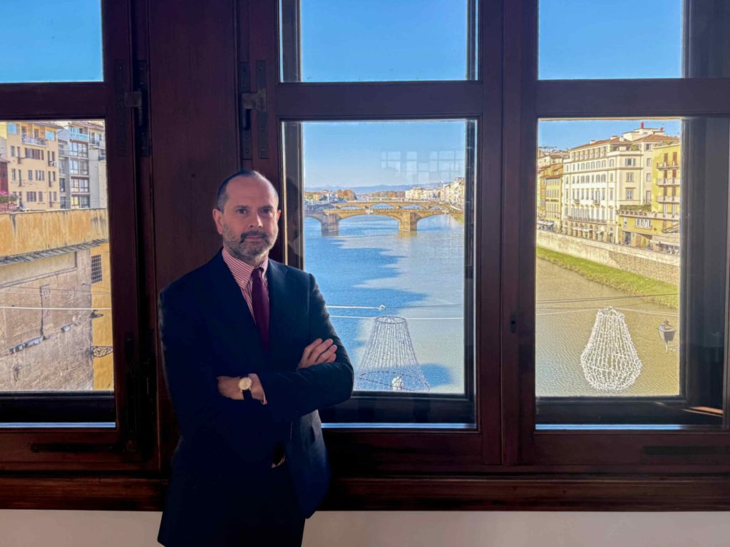 Il direttore degli Uffizi Simone Verde nel Corridoio Vasariano che riapre