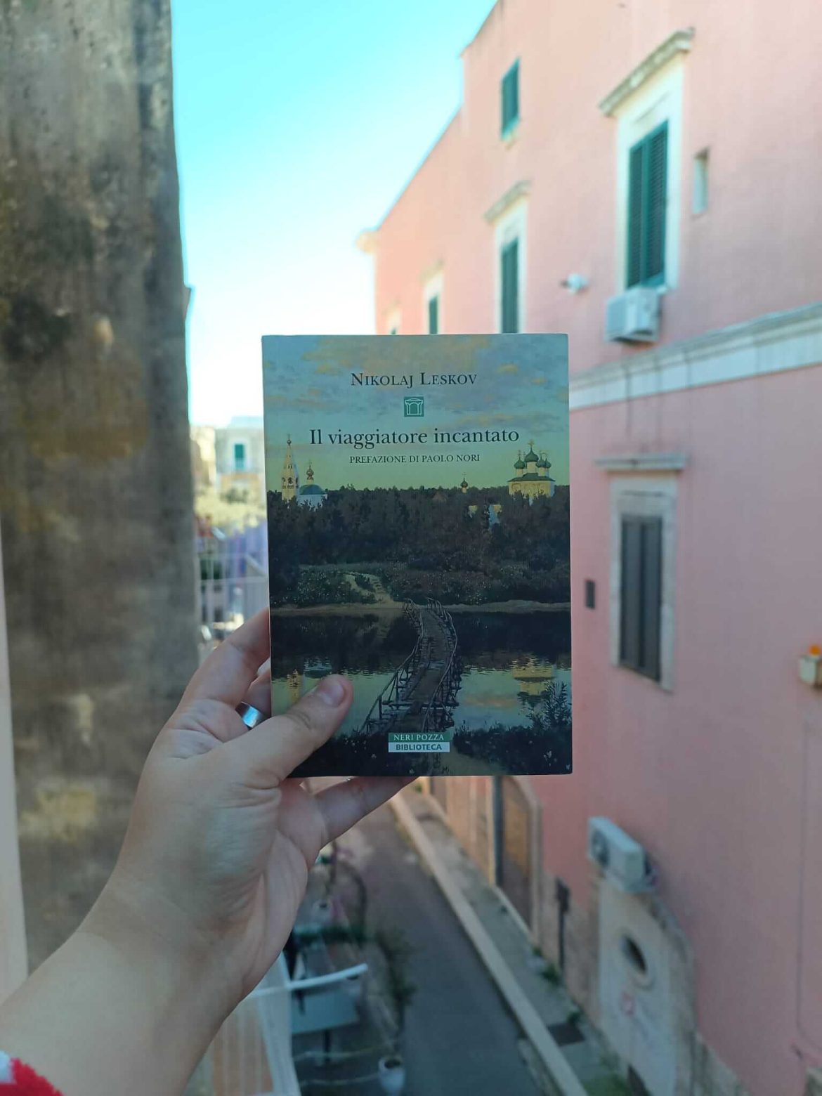 Il viaggiatore incantato, di Nikolaj Semënovič Leskov, nell'edizione tradotta da Verdiana Neglia e con prefazione di Paolo Nori, pubblicata da Neri Pozza (2024). Foto di Adele Porzia