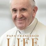 la copertina dell'autobiografia di Papa Francesco, Life. La mia storia nella Storia, pubblicata in Italia da HarperCollins