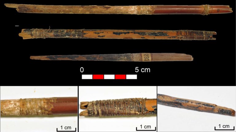 Neolítico península ibérica tiro con arco Three Neolithic arrows recovered from the Cave of Los Murciélagos in Albuñol: reed and wood (above) and details of tied sinew fibres, feathers and birch bark pitch (below). © MUTERMUR Project
