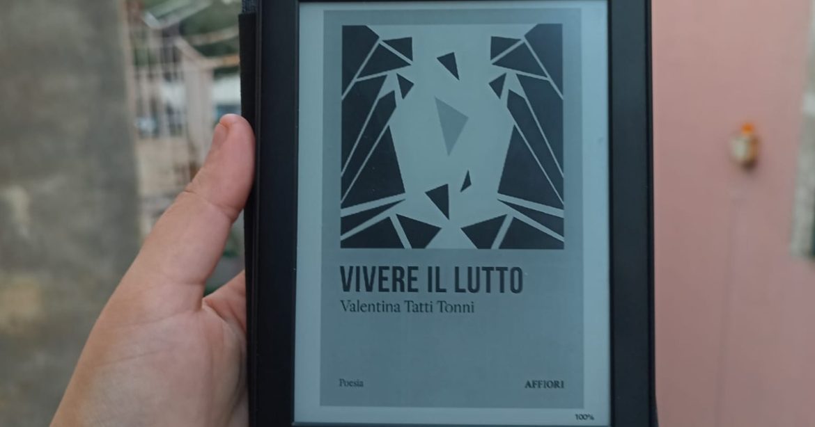 la copertina del libro Vivere il lutto, di Valentina Tatti Tonni, pubblicato da Giulio Perrone Editore (2024) per Affiori. Foto di Adele Porzia
