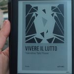 la copertina del libro Vivere il lutto, di Valentina Tatti Tonni, pubblicato da Giulio Perrone Editore (2024) per Affiori. Foto di Adele Porzia