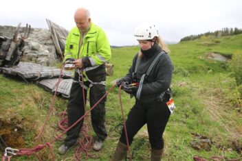 Field manager Hanne Haugen and machine operator Torstein Opheim tie the ropes after completing a safety course. Photo: NIKU