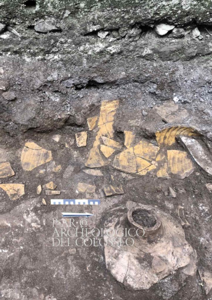 Particolare dell’anfora con ocra gialla in fase di scavo (© Parco archeologico del Colosseo)