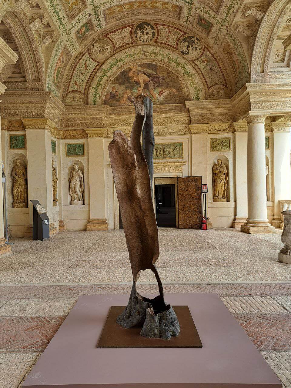 Dal caos al cosmo. Metamorfosi a Palazzo Te. Foto di Giuseppe Fraccalvieri