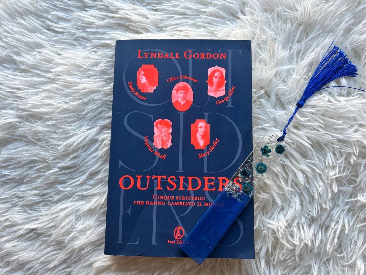 la copertina del saggio di Lyndall Gordon, Outsiders. Cinque scrittrici che hanno cambiato il mondo, pubblicato in Italia da Fazi Editore (2025) con traduzione di Sabina Terziani.