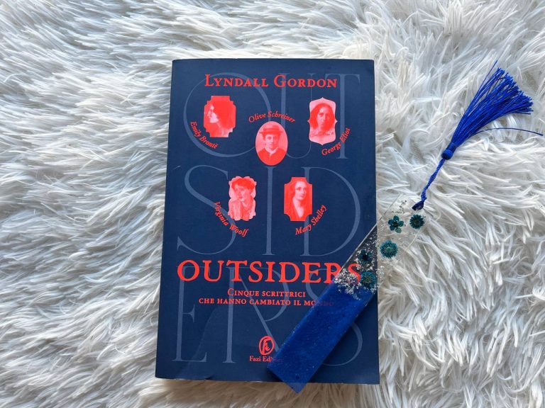 la copertina del saggio di Lyndall Gordon, Outsiders. Cinque scrittrici che hanno cambiato il mondo, pubblicato in Italia da Fazi Editore (2025) con traduzione di Sabina Terziani.
