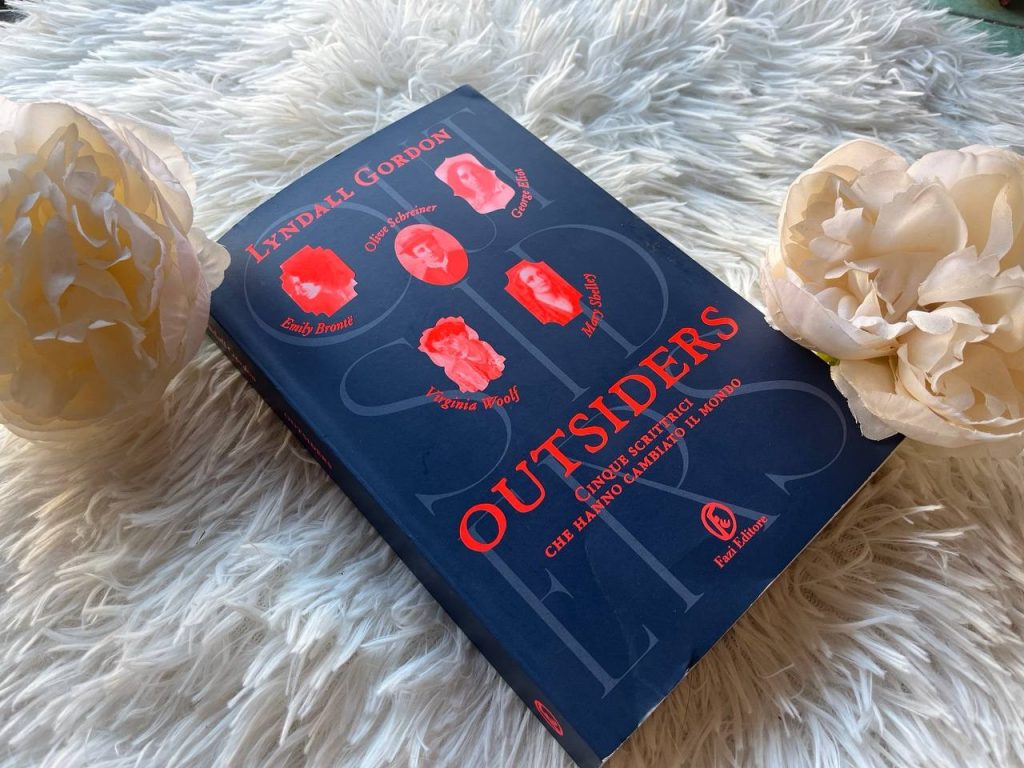 la copertina del saggio di Lyndall Gordon, Outsiders. Cinque scrittrici che hanno cambiato il mondo, pubblicato in Italia da Fazi Editore (2025) con traduzione di Sabina Terziani.