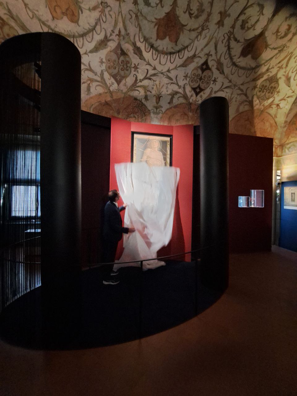 Stefano L'Occaso nell'esposizione presso la Camera dei Soli. Foto di Giuseppe Fraccalvieri