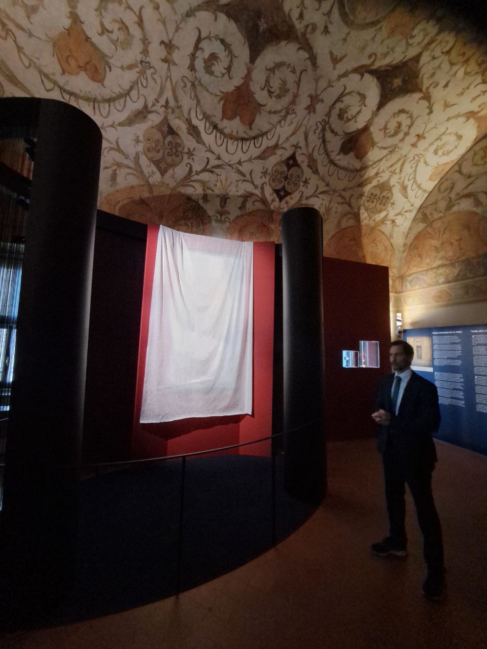 Stefano L'Occaso nell'esposizione presso la Camera dei Soli. Foto di Giuseppe Fraccalvieri
