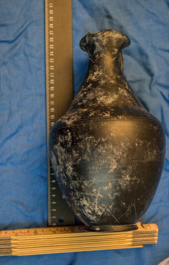 Carabinieri bucchero oinochoe
