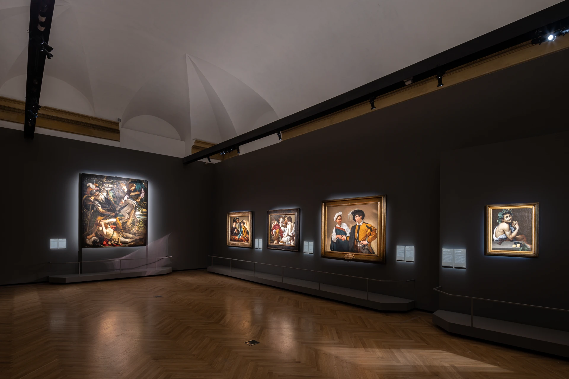 Gallerie Nazionali di Arte Antica - Palazzo Barberini. Allestimenti della mostra Caravaggio 2025. Foto di Alberto Novelli e Alessio Panunzi Gallerie Nazionali di Arte Antica - Palazzo Barberini. Installation view: Caravaggio 2025. Photo Alberto Novelli and Alessio Panunzi