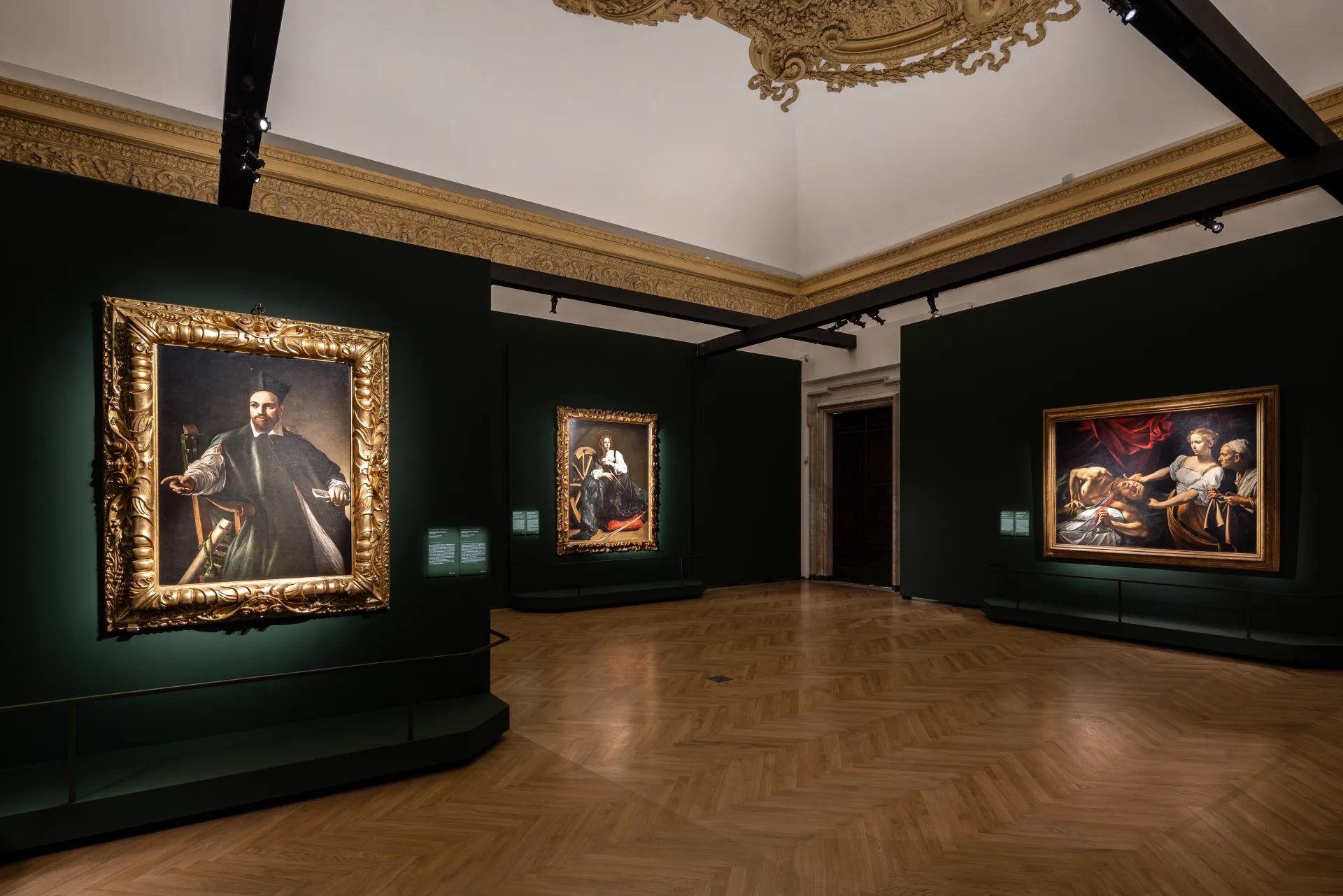 Gallerie Nazionali di Arte Antica - Palazzo Barberini. Allestimenti della mostra Caravaggio 2025. Foto di Alberto Novelli e Alessio Panunzi Gallerie Nazionali di Arte Antica - Palazzo Barberini. Installation view: Caravaggio 2025. Photo Alberto Novelli and Alessio Panunzi