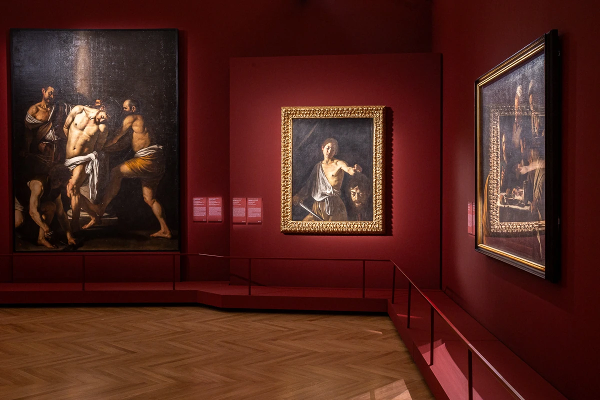 Gallerie Nazionali di Arte Antica - Palazzo Barberini. Allestimenti della mostra Caravaggio 2025. Foto di Alberto Novelli e Alessio Panunzi Gallerie Nazionali di Arte Antica - Palazzo Barberini. Installation view: Caravaggio 2025. Photo Alberto Novelli and Alessio Panunzi