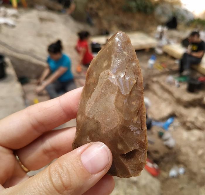 Lithic artefact from Tinshemet Cave made using technology shared by Homo sapiens and Neanderthals. Photo Credits: Marion Prévost