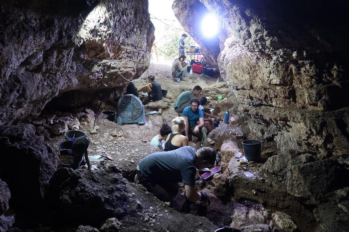 Tinshemet cave during the excavations. Photo Credits: Yossi Zaidner