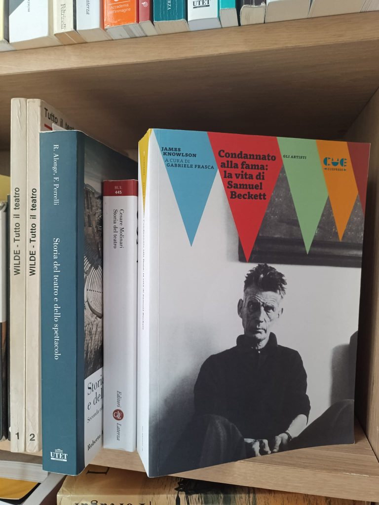 la copertina del saggio di James Knowlson, Condannato alla fama una vita di Samuel Beckett, edito da CuePress (2024) nella collana Gli artisti. Foto di Adele Porzia