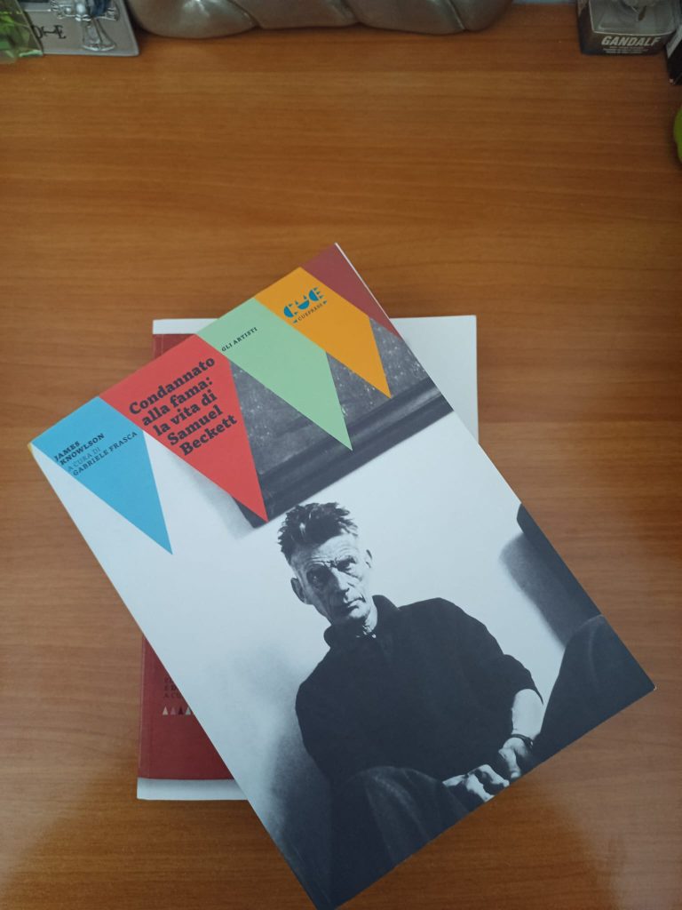 la copertina del saggio di James Knowlson, Condannato alla fama una vita di Samuel Beckett, edito da CuePress (2024) nella collana Gli artisti. Foto di Adele Porzia