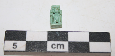 Amuleto in faiance di Ptah-Patheco dalla necropoli punica di Kerkouene (Cap Bon, Tunisia). Oggetto funerario punico, di imitazione egizia, della tomba 1/2024. Crediti per l'immagine: Jorge Hernandez Egea