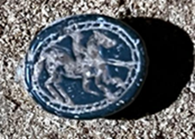 Scarabeo in diaspro verde con la rappresentazione di un cavaliere a cavallo dalla necropoli punica di Kerkouene (Cap Bon, Tunisia). Oggetto funerario punico, di imitazione egizia, della tomba 1/2024. Crediti per l'immagine: Alfredo Coppa