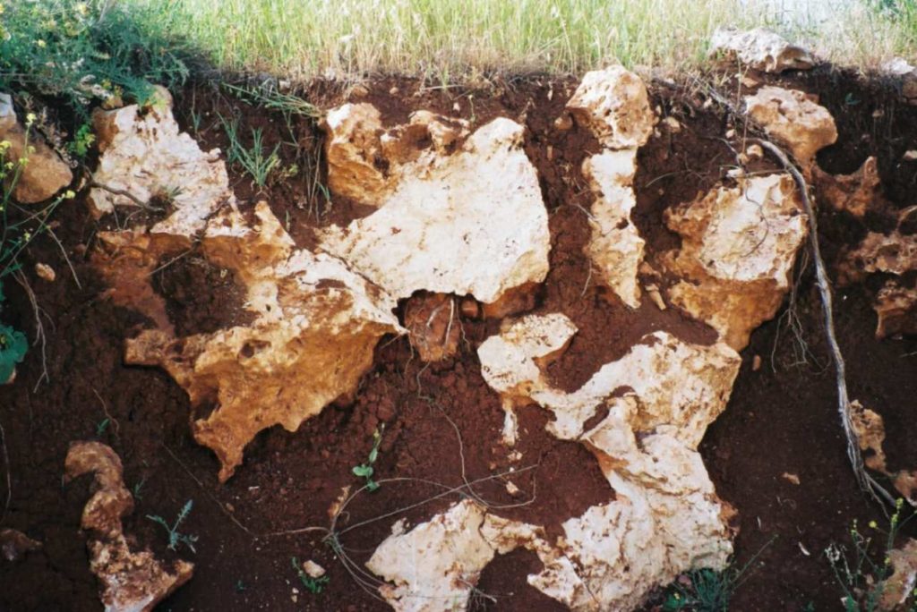 Rock terrain in the Ofra area, within which material eroded from the surface became trapped (Credits: Amos Frumkin)