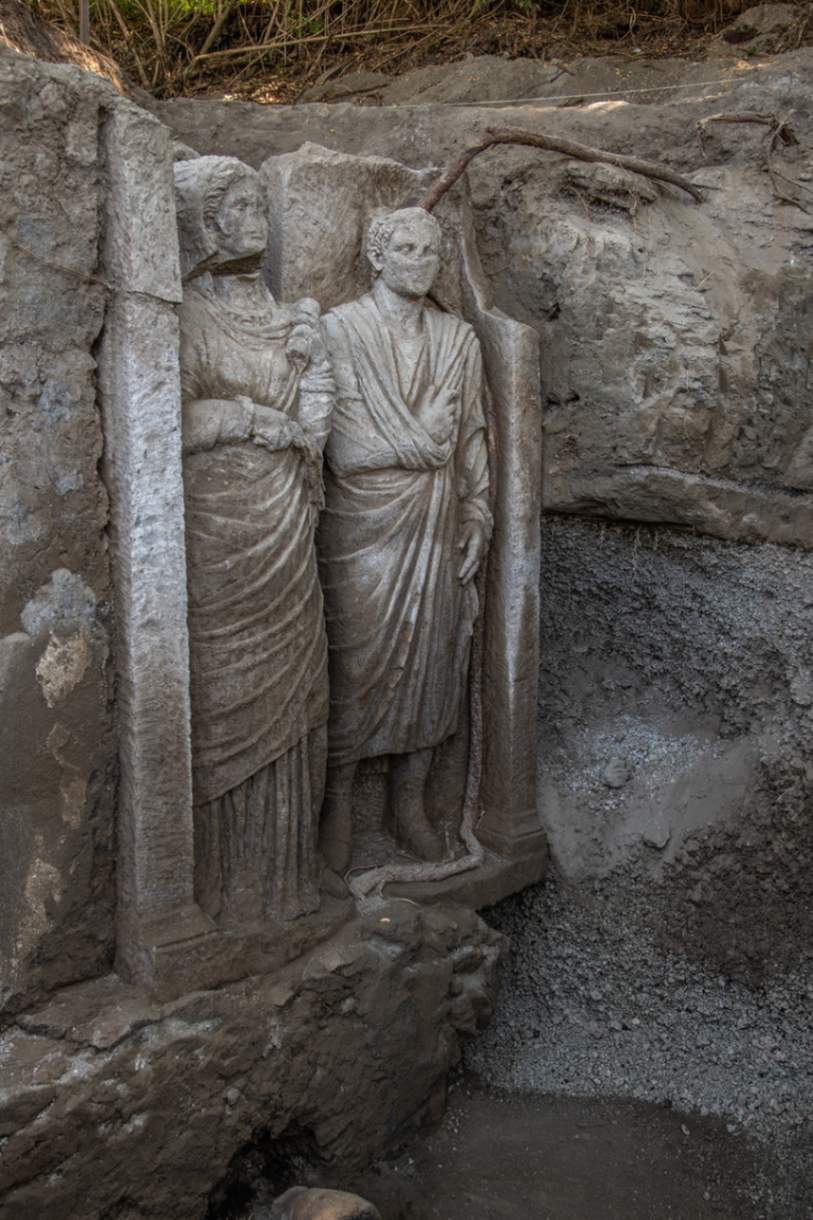 coppia rilievo funebre Necropoli di Porta Sarno