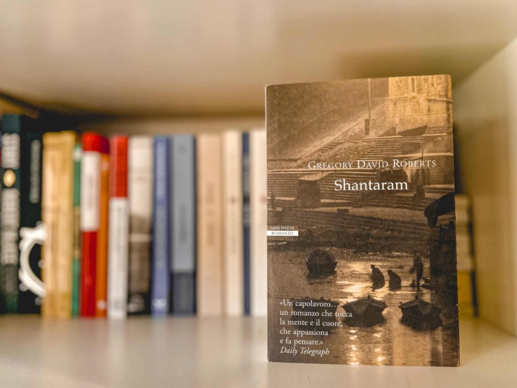 la copertina del romanzo Shantaram, di Gregory David Roberts, pubblicato da Neri Pozza (2005), con traduzione di Vincenzo Mingiardi, nella collana Le Tavole d'Oro. Foto di Francesca Barracca