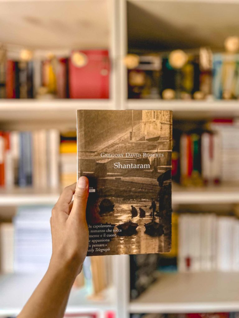 la copertina del romanzo Shantaram, di Gregory David Roberts, pubblicato da Neri Pozza (2005), con traduzione di Vincenzo Mingiardi, nella collana Le Tavole d'Oro. Foto di Francesca Barracca