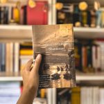 la copertina del romanzo Shantaram, di Gregory David Roberts, pubblicato da Neri Pozza (2005), con traduzione di Vincenzo Mingiardi, nella collana Le Tavole d'Oro. Foto di Francesca Barracca