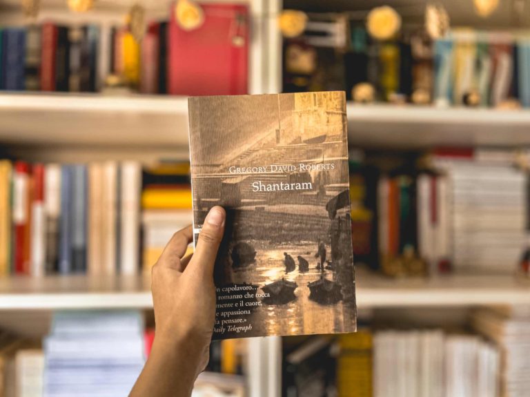 la copertina del romanzo Shantaram, di Gregory David Roberts, pubblicato da Neri Pozza (2005), con traduzione di Vincenzo Mingiardi, nella collana Le Tavole d'Oro. Foto di Francesca Barracca